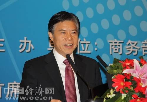 钟山（第十四届全国人大常委会委员、财政经济委员会主任委员）