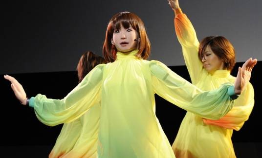 美女机器人（日本研发的仿真女性人形机器人）