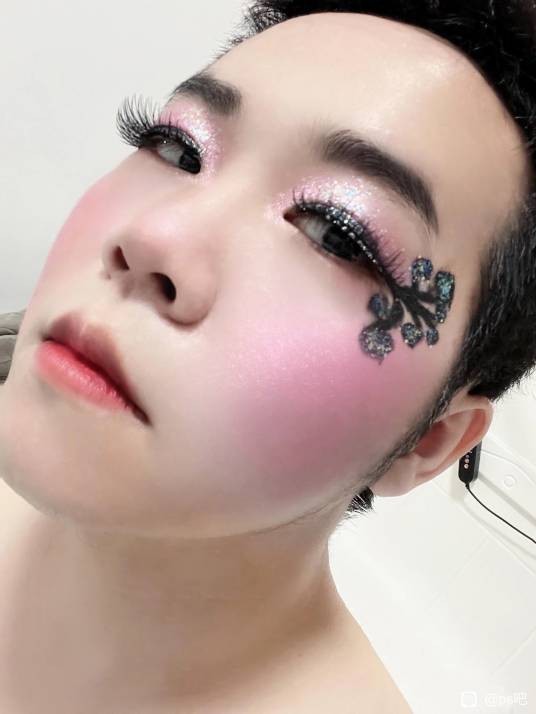 浓妆（妆饰艳丽）
