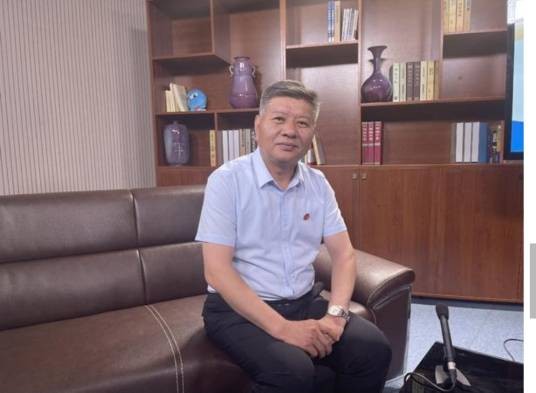 殷红（河南省新闻出版学校党委副书记、校长）