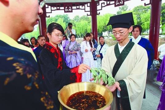 沐兰汤（端午节的传统卫生习俗）
