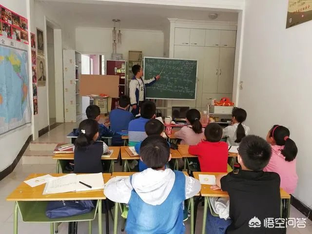 郑州某高校女生宿舍学霸,宿舍门当黑板,给舍友讲课,你怎么看?