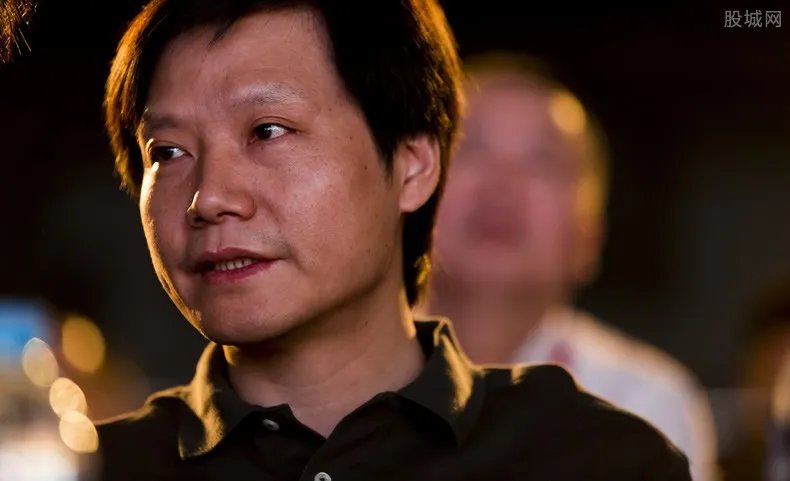 雷军发布会怼友商 称被黑惨了不服就要干