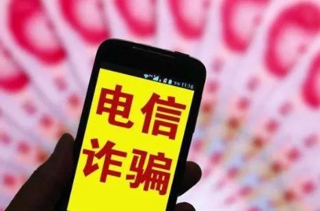 53岁大妈冒充23岁美女，男子被骗60万，大妈的行为在法律中如何定性？