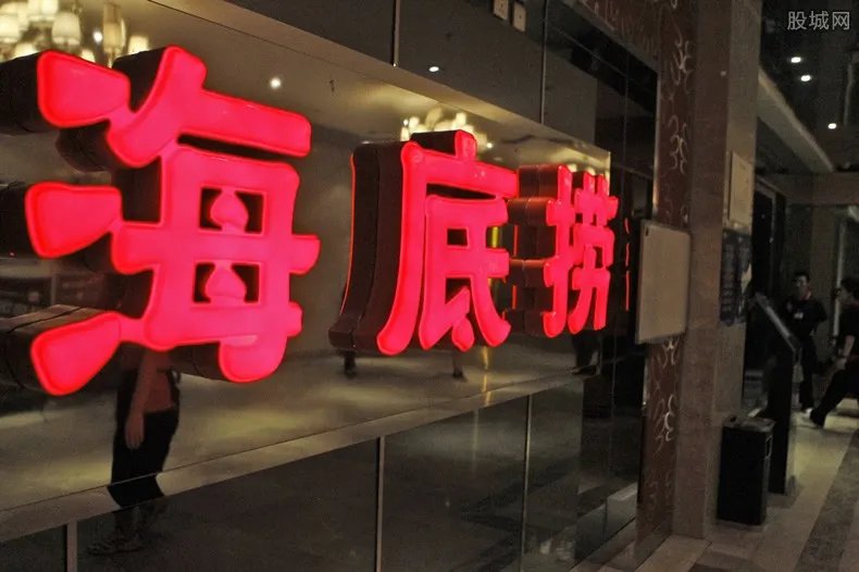 海底捞回应塑料乌鸡卷事件 你还会去吃吗?
