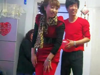 陕西一男子结婚遭好兄弟恶搞，数条横幅上各种“贺电”，若是你会不会生气？