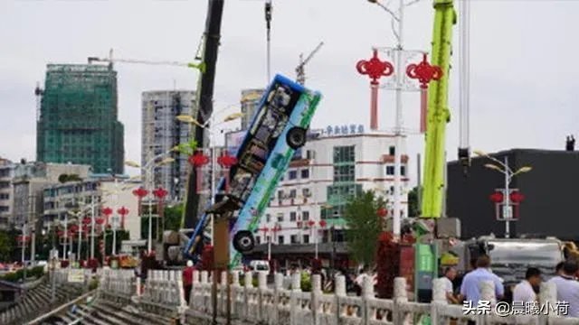 公交坠湖司机报复社会，市场条件下多投入消弭社会矛盾，你咋看？