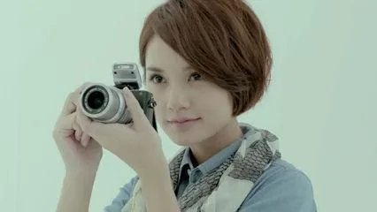 杨丞琳被李荣浩亲到脸变形娇羞可爱,她的少女感为何能保持十几年不变?