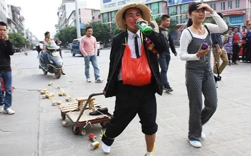 陕西一男子结婚遭好兄弟恶搞，数条横幅上各种“贺电”，若是你会不会生气？