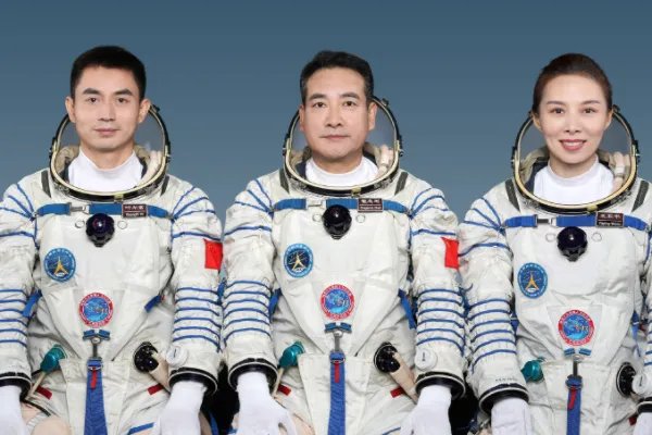 翟志刚在太空出差会看剧听歌,航天员在空间站的生活轻松吗?