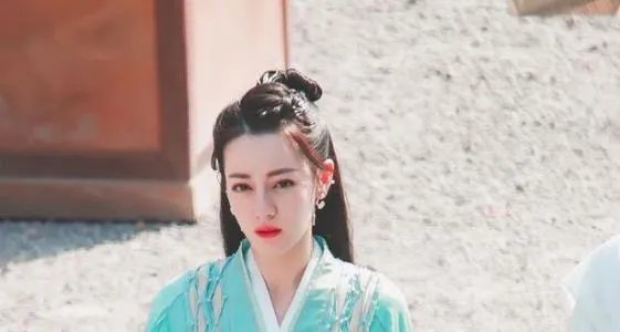 迪丽热巴请《驭鲛记》剧组吃凉皮,她在这部作品中出演了怎样的角色?