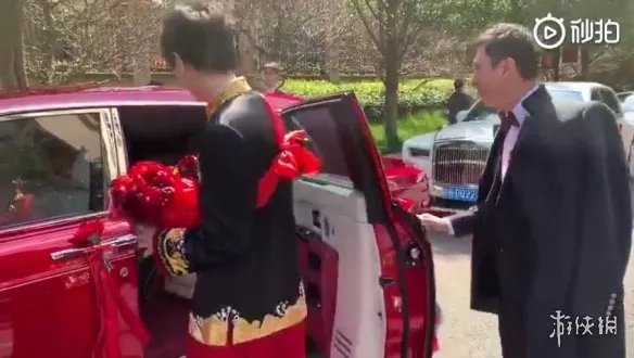 酒神伍声今日大婚校长当伴郎 关车门动作被夸绅士!