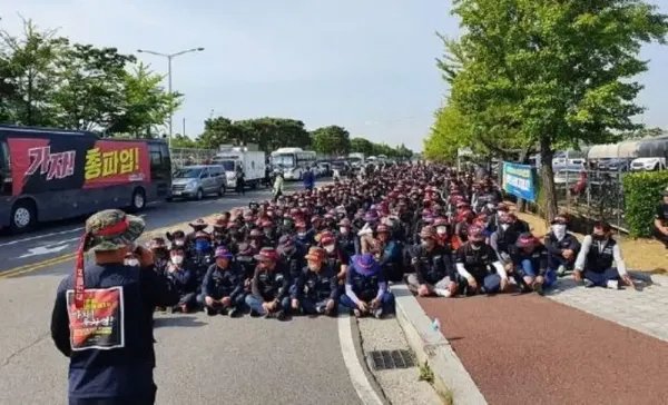 韩国卡车司机掀起大罢工,为何会出现这一情况?