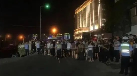 重庆武隆人行道垮塌行人掉入坑中,纵观整个事件责任到底在谁?