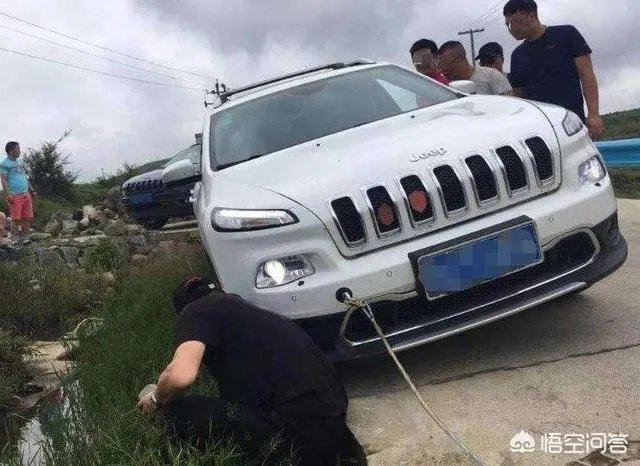 最近的小视频里出现很多开车回家的段子,什么中华买好了,车窗摇下来等等,想说明什么?