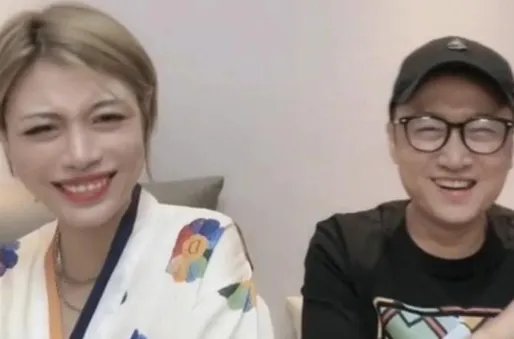 模特葛荟婕开直播惹争议,身旁男子酷似前夫汪峰,是不是她的新男友呢?
