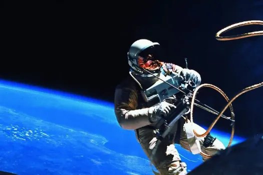 三位航天员在太空上看东京奥运,他们在太空站的生活如何?