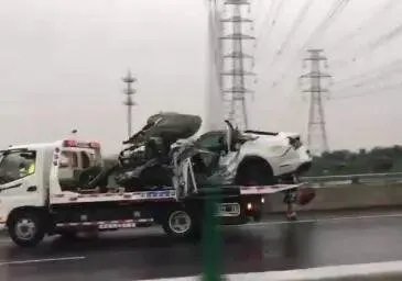 小客车撞两货车谁的责任?