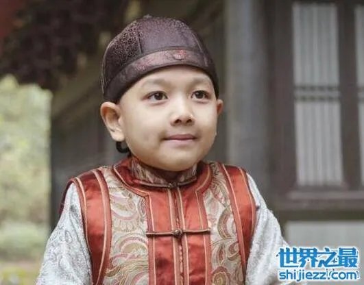 历史上的周莹养子吴怀先，吴怀先扮演者韩远琪 