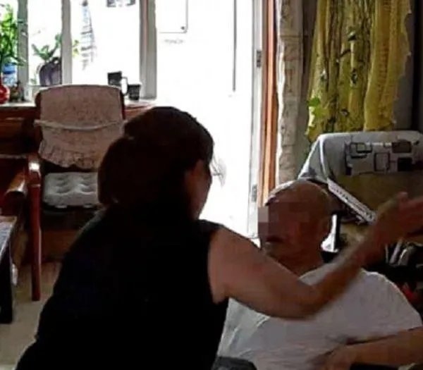 保姆虐打85岁老人辩称是闹着玩,有什么隐情吗?