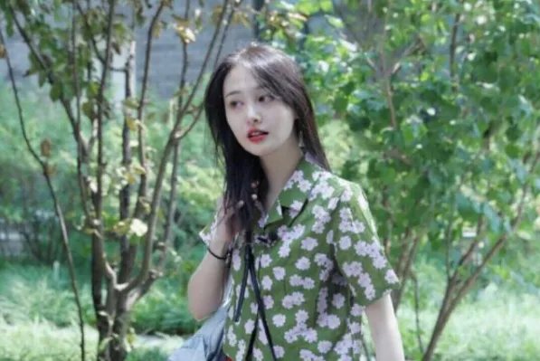 郑爽一元起拍自己的衣服，这些拍卖的衣服都是些什么来历？