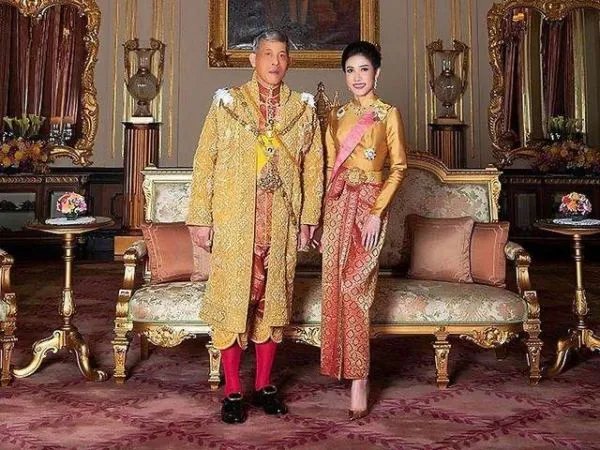泰国国王恢复诗妮娜王室头衔,诗妮娜此前因何被关监狱?