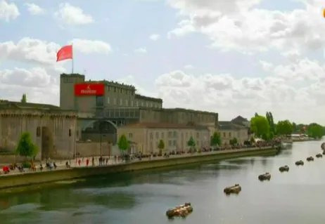 艺术家蔡国强在法国点燃白日焰火，主题是什么？
