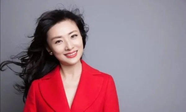 就周涛一秒上班杨澜一秒下班来讲，专业主持人的自我修养有多强？