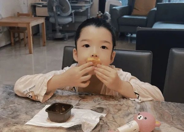 王栎鑫离婚后晒娃,调侃儿女长相无区别,爸爸的基因有多强大?