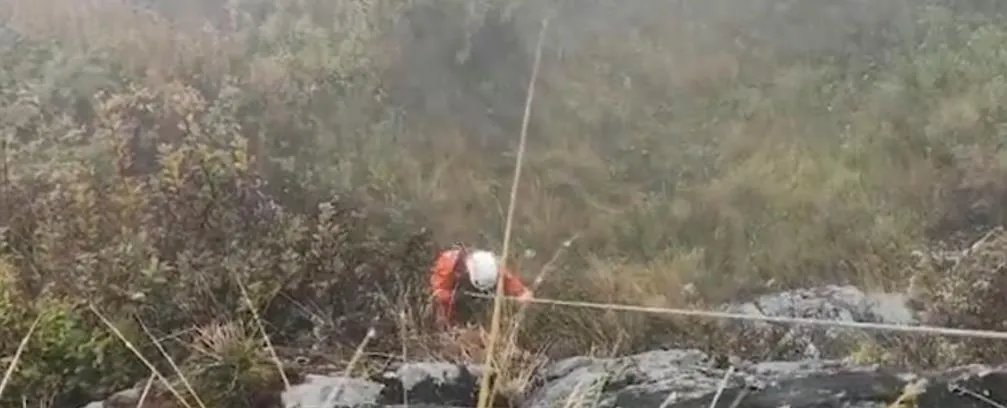 峨眉山蜘蛛侠90度崖壁捡垃圾,如何评价工作人员的行为?