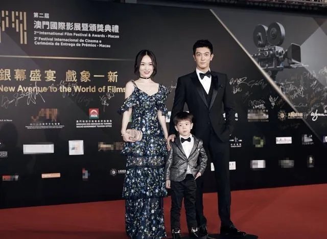 如何看待嗯哼签名抢镜，还上热搜这件事？