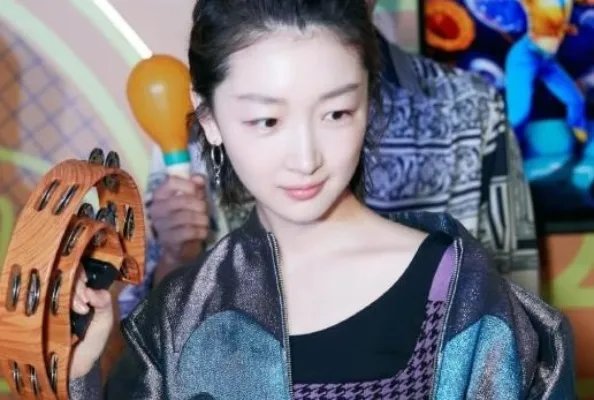周冬雨烂醉如泥:画面及背后原因这到底怎么回事?