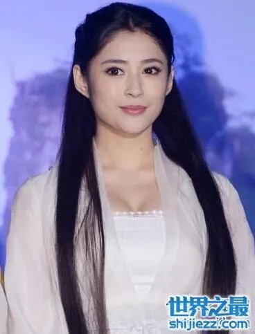 李心艾整容前后照片对比，清新可人整成网红蛇精脸 