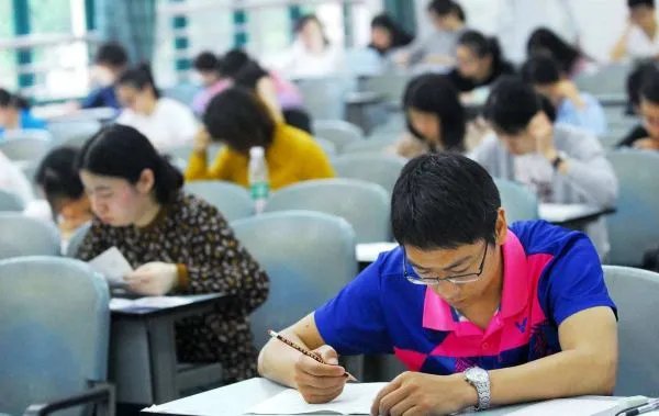 今年国考约61人竞争1个岗位，为何每年参加国考的人都这么多？