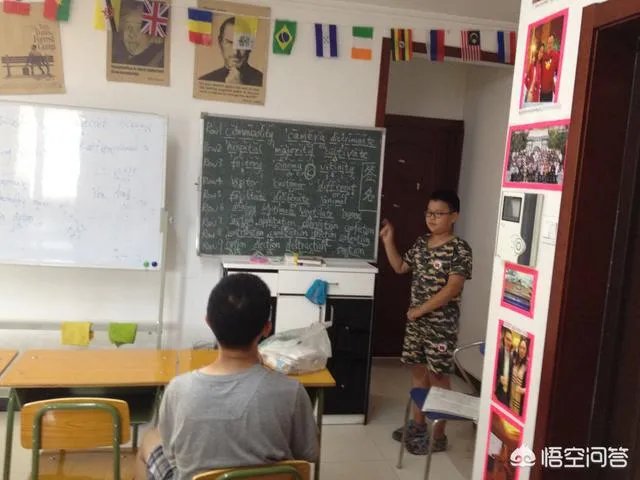 郑州某高校女生宿舍学霸,宿舍门当黑板,给舍友讲课,你怎么看?