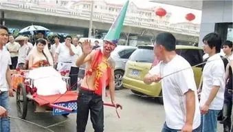 陕西一男子结婚遭好兄弟恶搞，数条横幅上各种“贺电”，若是你会不会生气？