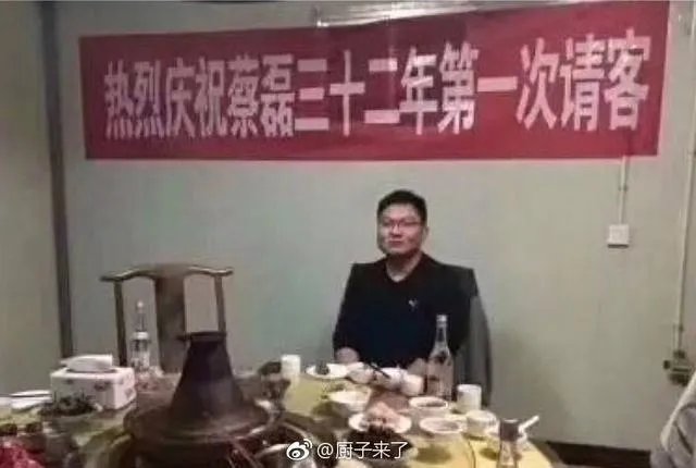 宝鸡一大学生单身21年终脱单,室友拉横幅游校一圈来庆祝,这事你怎么看?