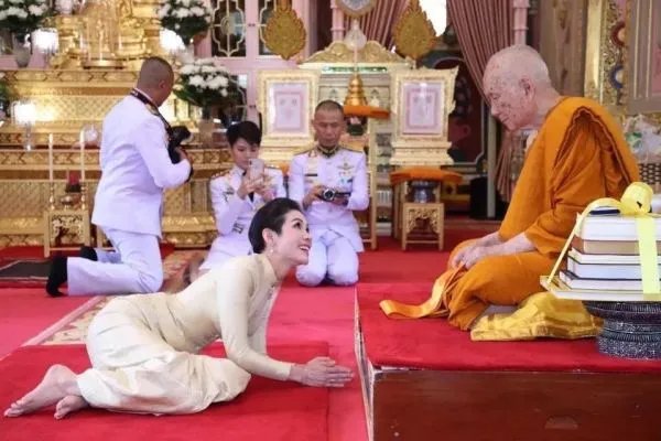 泰国国王恢复诗妮娜王室头衔,诗妮娜此前因何被关监狱?