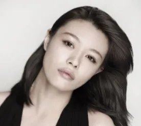 模特葛荟婕开直播惹争议,身旁男子酷似前夫汪峰,是不是她的新男友呢?