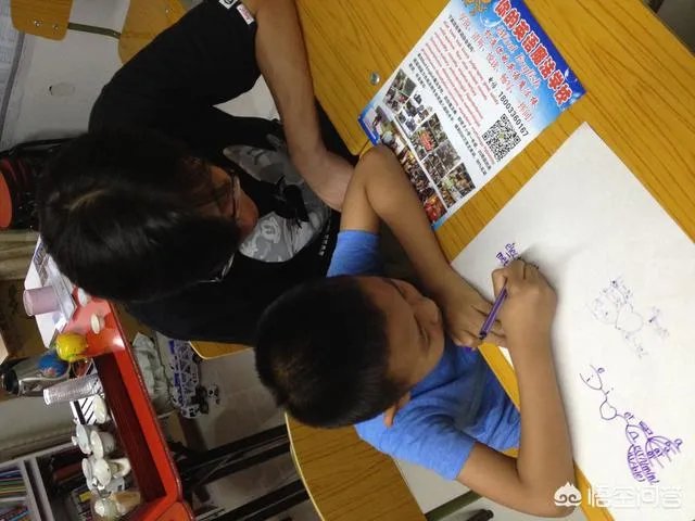郑州某高校女生宿舍学霸,宿舍门当黑板,给舍友讲课,你怎么看?