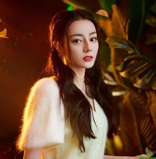 迪丽热巴请《驭鲛记》剧组吃凉皮,她在这部作品中出演了怎样的角色?