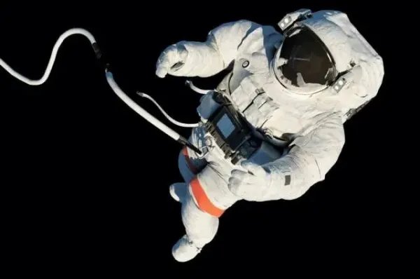 三位航天员在太空上看东京奥运,他们在太空站的生活如何?