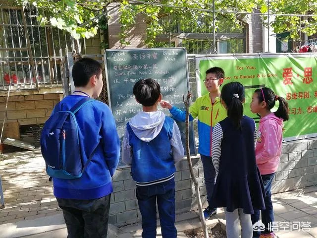 郑州某高校女生宿舍学霸,宿舍门当黑板,给舍友讲课,你怎么看?