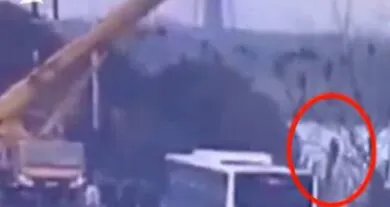救人吊车侠拒奖金，见义勇为应该与金钱挂钩吗？