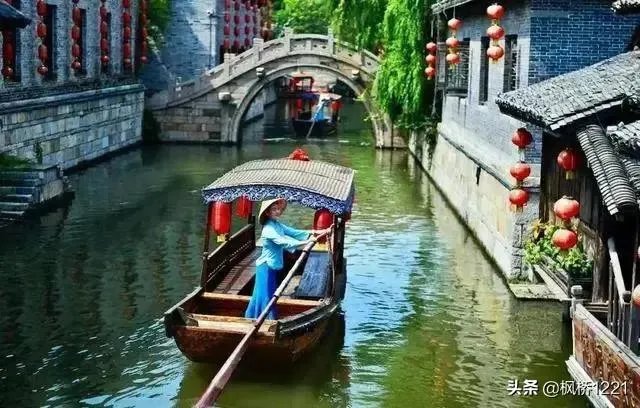 上联:短歌谁和,风动梨花朵。下联怎么对?