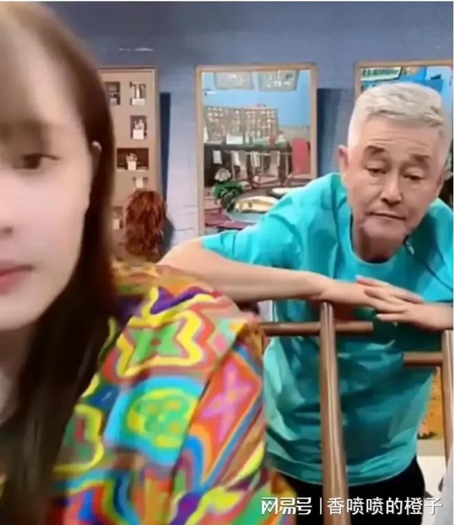 赵本山现身球球直播间,满头白发满脸疲惫,球球心疼落泪