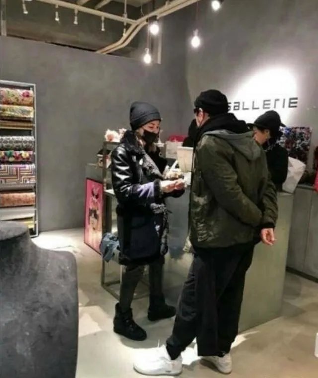 如何看待周杰伦22号陪昆凌逛街却在25号上了微博热搜?