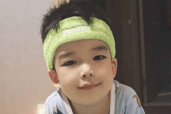 王栎鑫离婚后晒娃,调侃儿女长相无区别,爸爸的基因有多强大?
