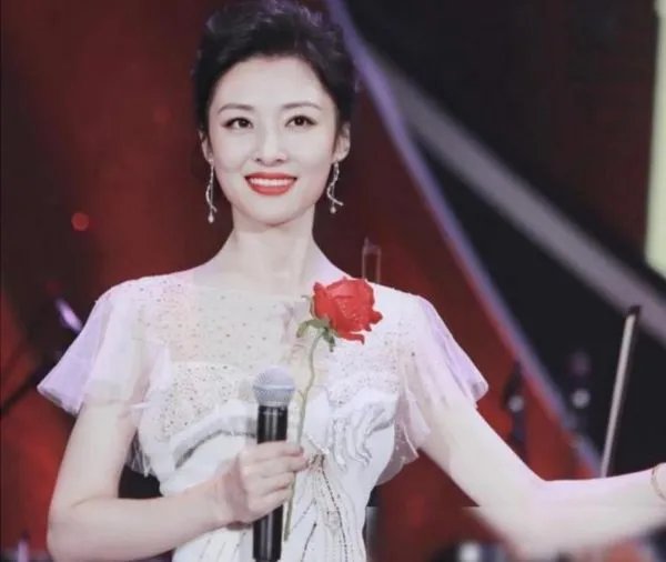 就周涛一秒上班杨澜一秒下班来讲，专业主持人的自我修养有多强？
