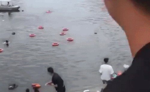 贵州安顺大巴车掉水库